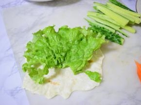 生菜放饼上面