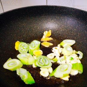 放入大葱，姜片爆香