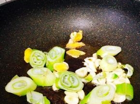 放入大葱，姜片爆香