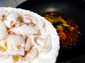 倒入鱿鱼卷