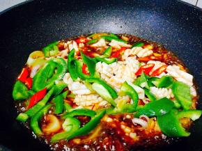 加入红辣椒，青椒