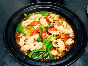 将鱿鱼卷盛入酒精砂锅里