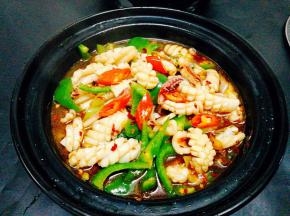 将鱿鱼卷盛入酒精砂锅里