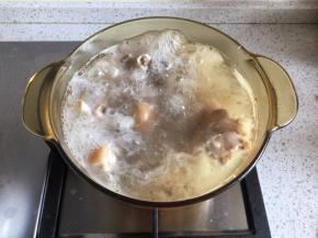 水开以后转中火煮15分钟，充分煮出血水