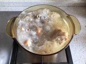 水开以后转中火煮15分钟，充分煮出血水