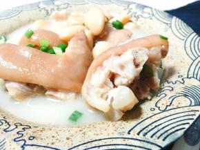 猪蹄炖好以后，调上适量盐，撒上葱花