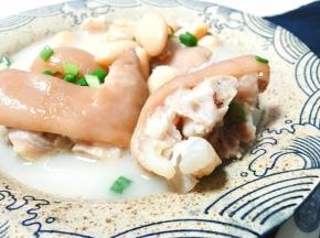 猪蹄炖好以后，调上适量盐，撒上葱花