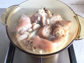 40分钟以后，汤汁已经成为奶白色，关火，加一点点盐先调底味
