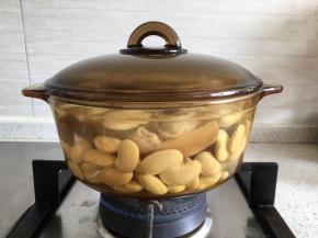 盖上盖子，转中火，炖40分钟