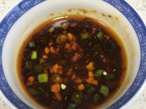 做蘸料：我做的蘸水里加了油辣椒、火腿酱、生抽、葱花、花生碎、香醋，搅拌均匀，用蹄花蘸着吃吧～软糯的猪蹄配上香辣的蘸水，棒极了!