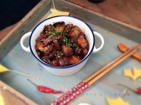 一碗，色香味俱全的红烧肉，好吃，舔舌头；