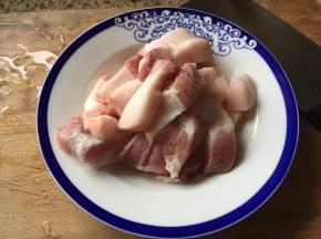 猪五花肉，准备好，切块；