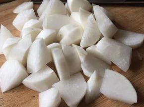 白萝卜，削皮，切成块；