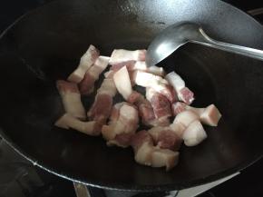五花肉，放入热锅中，煸出油；