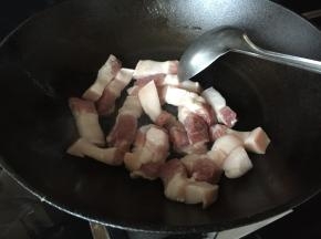 五花肉，放入热锅中，煸出油；