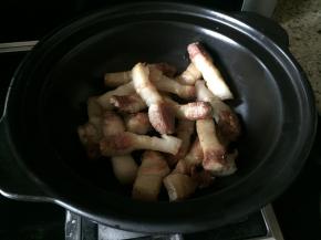 翻炒后，把五花肉，放入另外一个砂锅中
