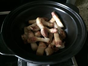 翻炒后，把五花肉，放入另外一个砂锅中