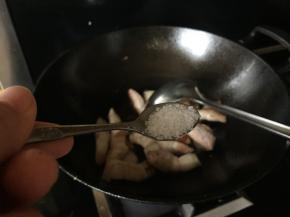 煎至微微焦黄，放入食盐；