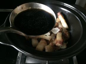 再加入料酒、生抽、老抽；