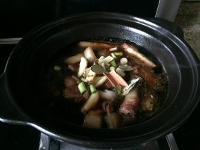 再放入各种调料；