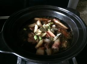 再放入各种调料；