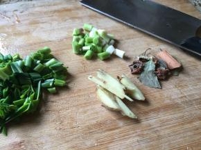 准备好，各种调料；