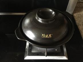 焖烧，大火烧开，转小火，焖烧，待白萝卜软烂