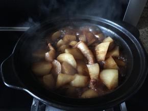 红烧肉，也软烂，加点蒜叶，就可以开吃；