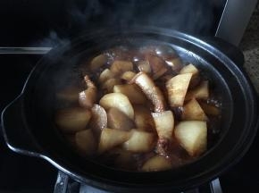 红烧肉，也软烂，加点蒜叶，就可以开吃；