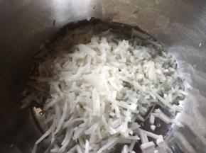 白萝卜，削皮，削成萝卜丝，最好用刀再切成小段；