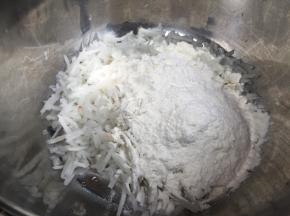 加入面粉也可以是淀粉，加入一勺的盐；