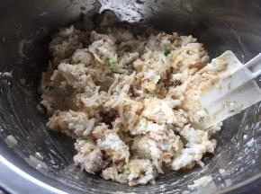 边搅拌，边捏；