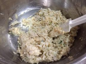 搅拌成是上劲的萝卜丝糊，比较黏的；不要太稀；太稀不好操作；