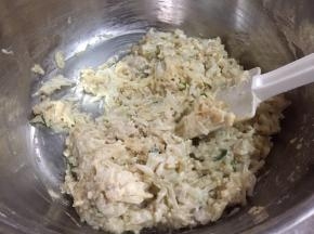 搅拌成是上劲的萝卜丝糊，比较黏的；不要太稀；太稀不好操作；