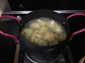 取个小锅，里面加入适量的油，烧至8成热，加入小丸子；炸至金黄；