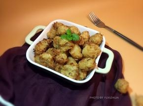 一口一个好吃的丸子；