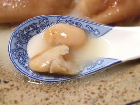 白芸豆也炖得软烂，真的是一道老少皆宜的菜品，多多的胶原蛋白，美容养颜哦