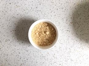 烤好的花生仁放凉后，用料理机打成粗粒