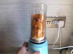 蒸熟的南瓜倒入料理机，加入淡奶油、酸奶、细砂糖，用料理机搅打均匀顺滑