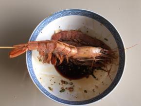 腌制好的虾用烧烤竹签串起来（也可以省略这一步骤）