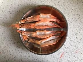 解冻好的虾剪开虾背，挑出虾线
