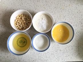 准备好食材，鸡蛋打散，低筋面粉和无铝泡打粉、食盐混合均匀