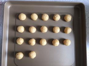 把面团分为15g一个的小面团，揉圆放入烤盘