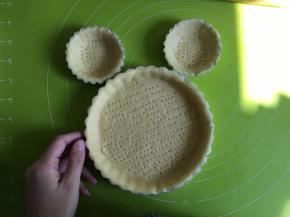 剩余的面皮还可以做两个小蛋挞模具，用叉子压出小孔，防止烤派皮的时候凸起