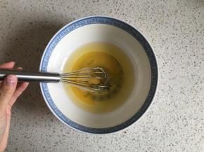 花生油内加入全蛋液、细砂糖搅打均匀