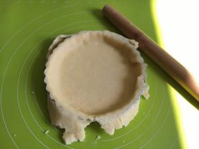 取出冷藏的面团，擀成比6寸派盘还要大的面皮，盖在派盘上