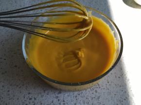 做好的派馅是很顺滑的，可以划出纹路