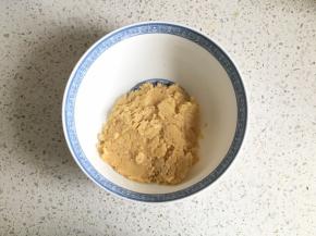 用刮刀翻拌均匀至无面粉颗粒，成团即可