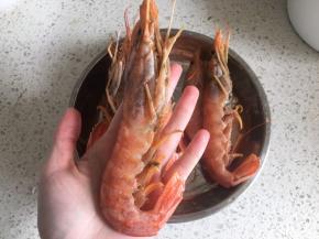 大虾如果买的是冷冻的，就要提前拿到冰箱冷藏层解冻