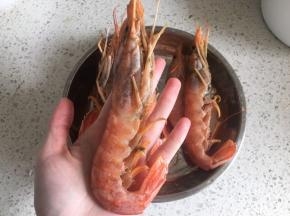 大虾如果买的是冷冻的，就要提前拿到冰箱冷藏层解冻